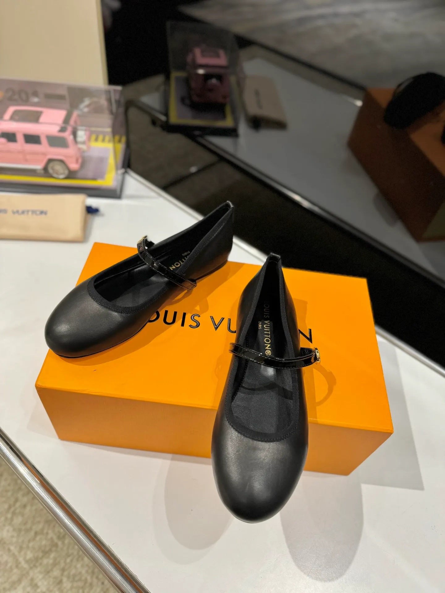 👟👟Ex-factory price 600👟👟 👟👟LV | Louis Vuitton 25𝐬𝐬 🧡💚2025 early spring new top version‼ ️The original version is the same. The counter specializes in the latest ROMY flat ballet shoes. Hard goods are new🆕 ❥Purchase level! Full of high-end feel! A popular model among bloggers at home and abroad, it’s retro and fashionable and looks amazing on your feet! Mainly recommended models on the official website★ ✅Upper: Highly customized denim/lambskin/presbyopia leather ✅Inner lining: imported sheepskin lining ✅Outsole: original Italian leather outsole ✅Shoe size: 35-39 (customized for 40, 41, 42) ✅Packaging: full set of exquisite packaging